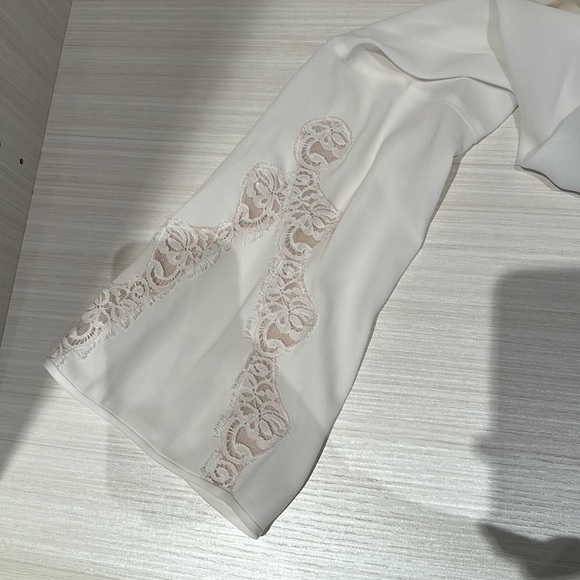 XL BCBG white top with bell sleeves and lacing - Picture 4 of 4